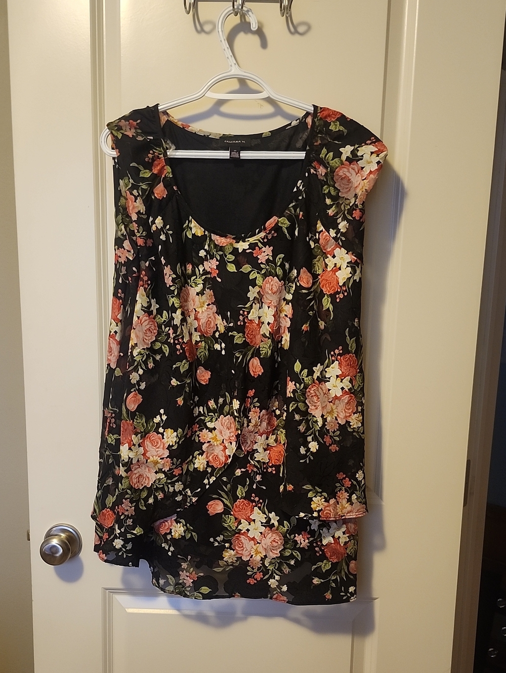Tamara H - Black Floral Scoop Neck Women’s Top EUC